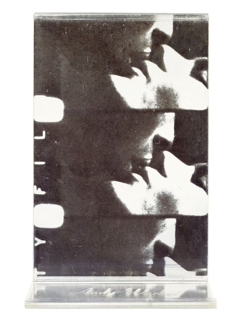 This picture shows the following artwork: Andy Warhol. „Kiss“. 1966.