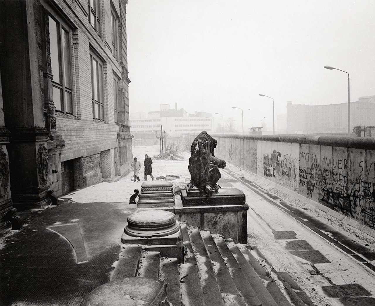 Auf diesem Bild ist das folgende Kunstwerk zu sehen: Thomas Lüttge. Berliner Mauer, „Gropius-Bau, Berlin, 1984“.