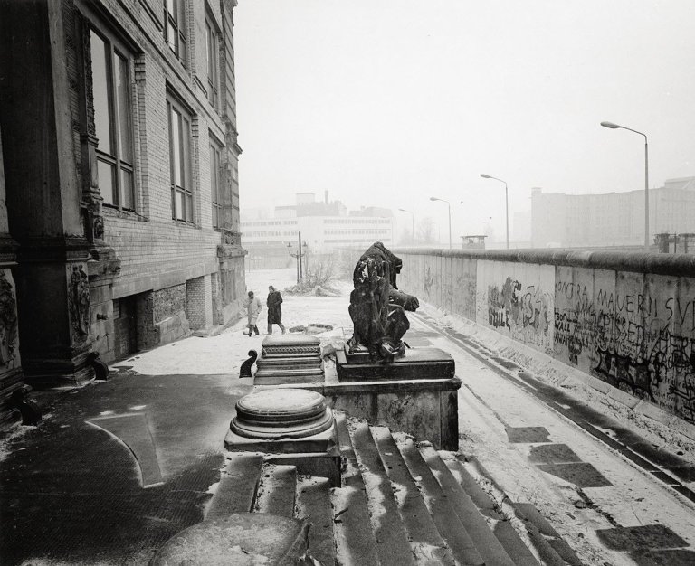 Auf diesem Bild ist das folgende Kunstwerk zu sehen: Thomas Lüttge. Berliner Mauer, „Gropius-Bau, Berlin, 1984“.