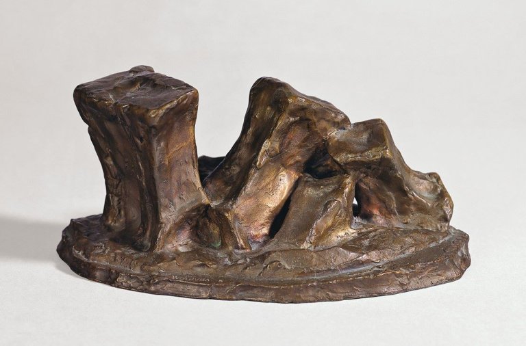 Auf diesem Bild ist das folgende Kunstwerk zu sehen: Fritz Wotruba. „Liegende Figur V“. 1973.