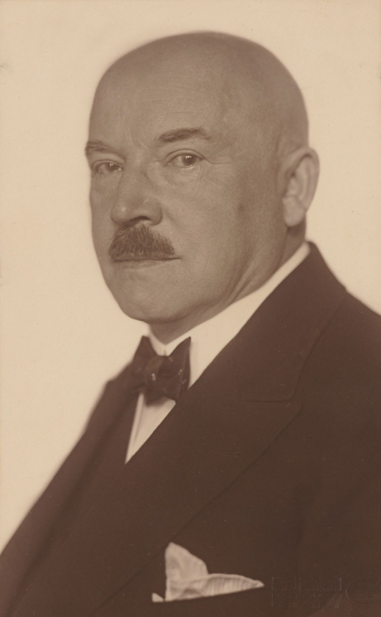 Auf diesem Bild ist das folgende Kunstwerk zu sehen: Hugo Erfurth. Der Verleger Alexander Koch. 1927.