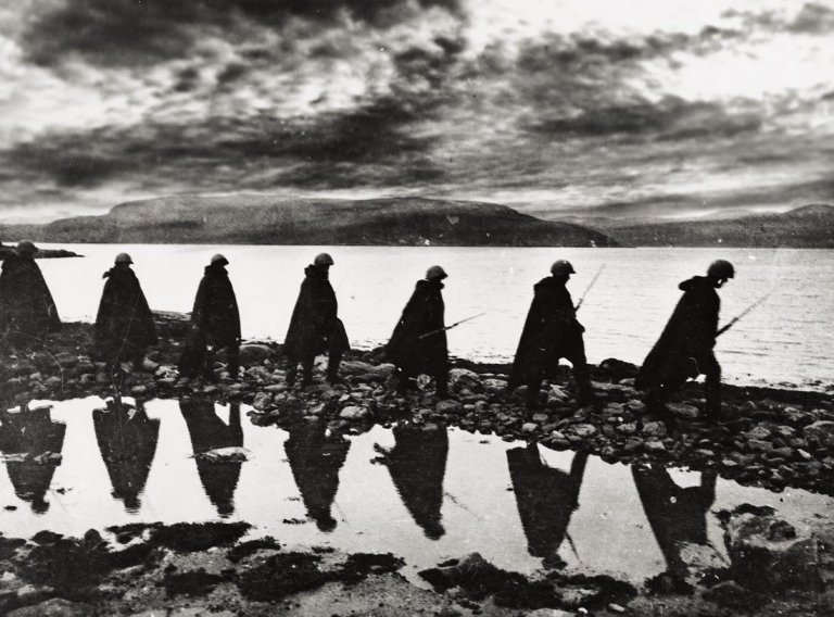 Auf diesem Bild ist das folgende Kunstwerk zu sehen: Jewgeni Chaldej. „Murmansk“, Juni 1941. 1941.