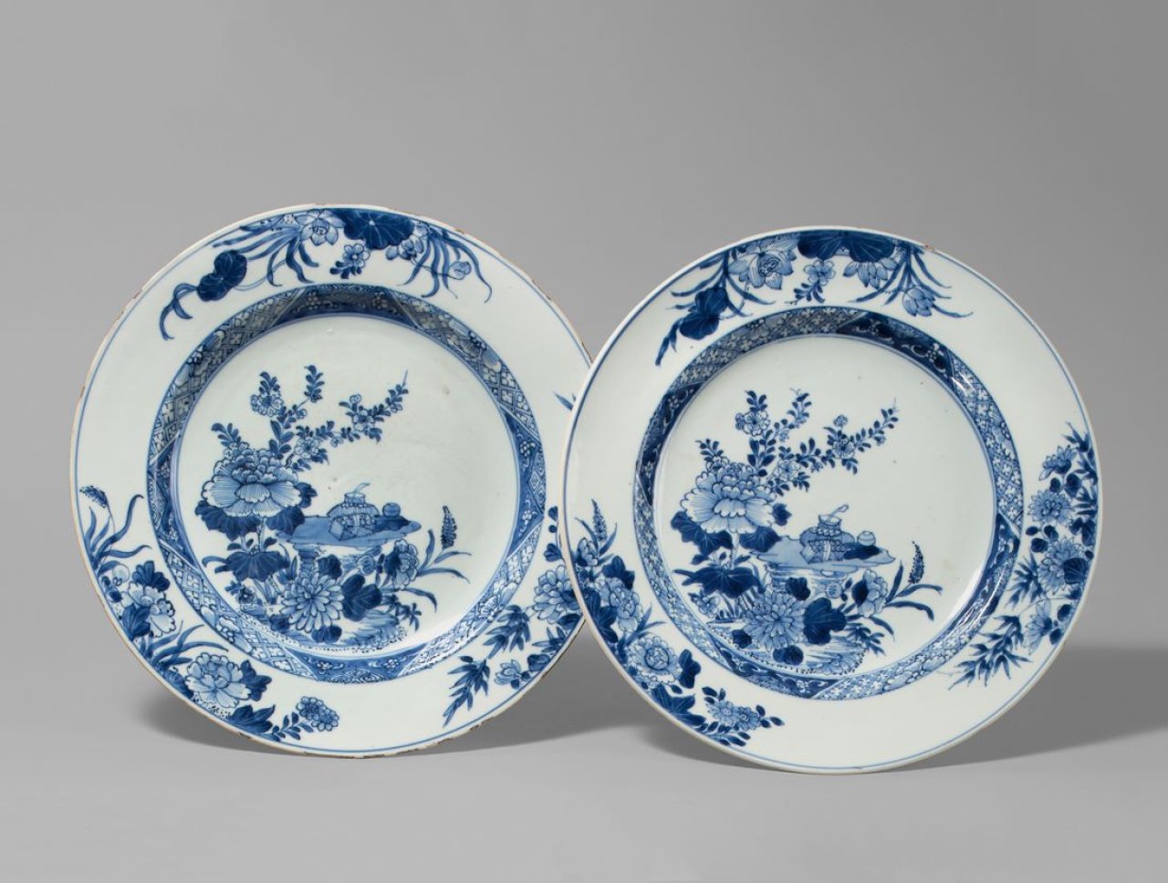 Catalog image of Paar mittlere Blau-Weiß-Teller.
