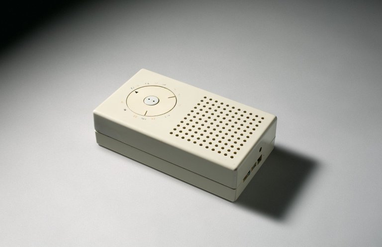 Auf diesem Bild ist das folgende Kunstwerk zu sehen: Dieter Rams. Transistor-Taschenempfänger T3 in Hellgrau. 1958.