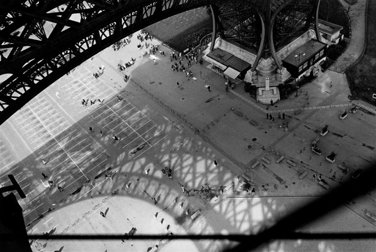 Auf diesem Bild ist das folgende Kunstwerk zu sehen: Abe Frajndlich. „Eiffel Tower, Paris“. 1995.