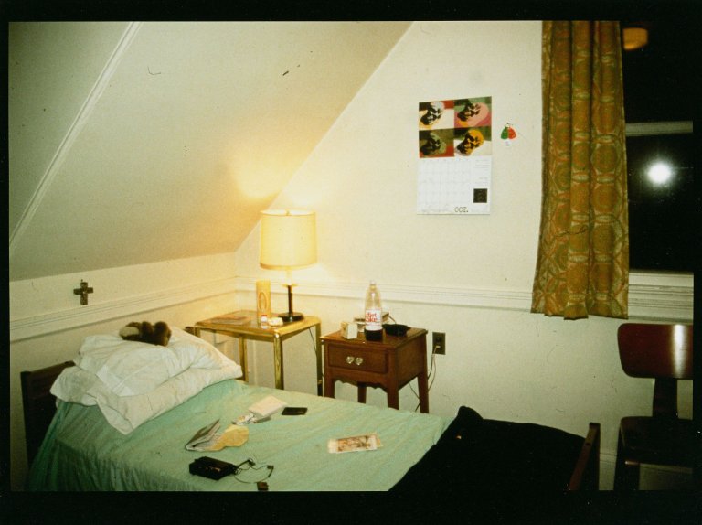 Auf diesem Bild ist das folgende Kunstwerk zu sehen: Nan Goldin. „Lynelle in Japanese restaurant“ / „My room in halfway house“ / „April in the window“ / „Honeymoon suite“. 1983 - 1995.