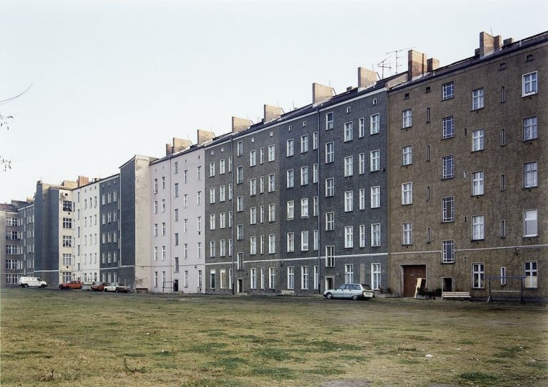 Auf diesem Bild ist das folgende Kunstwerk zu sehen: Thomas Struth. „Bernauer Strasse II, Berlin“. 1992.