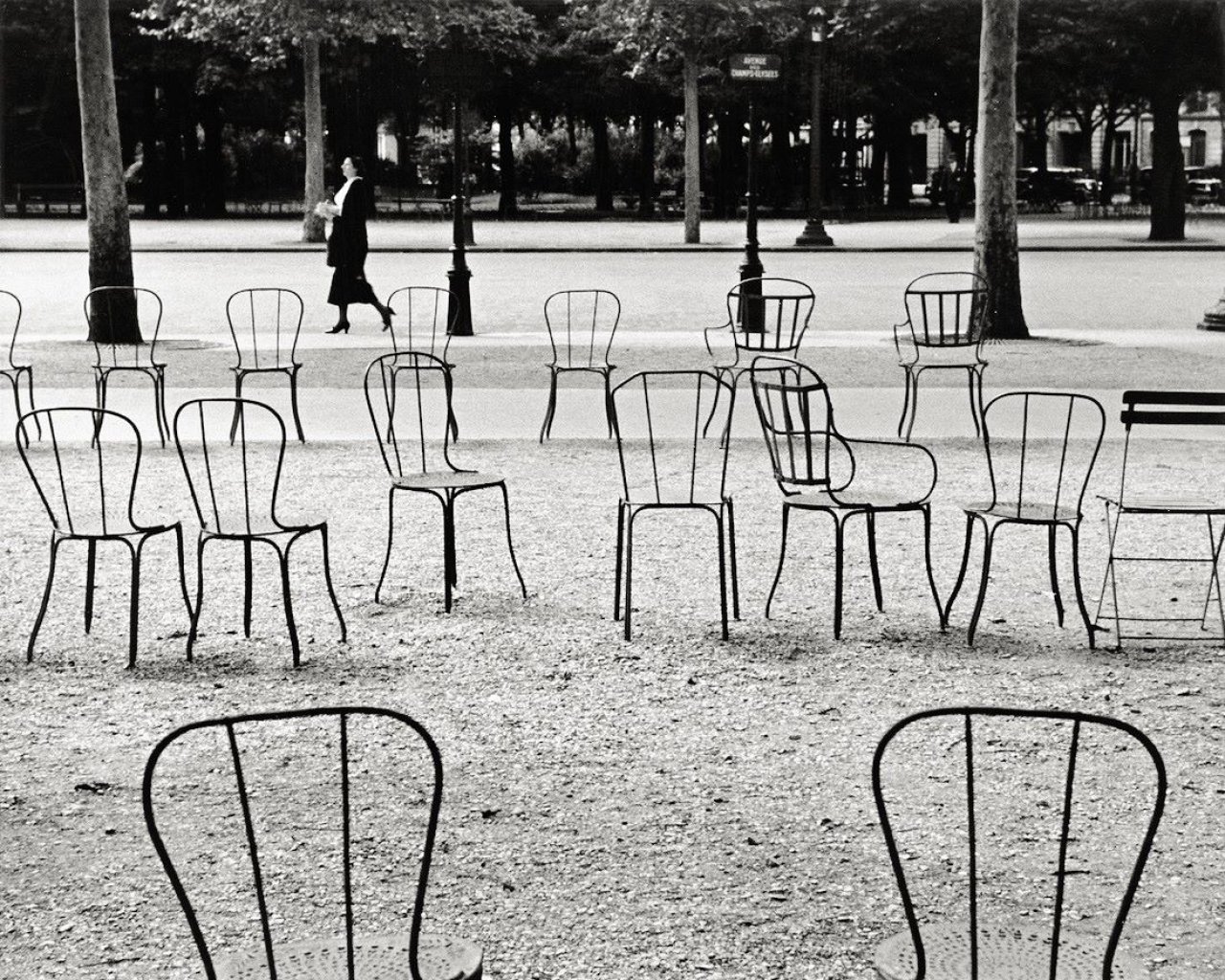 Auf diesem Bild ist das folgende Kunstwerk zu sehen: André  Kertész. Chairs, „Champs Elysées, Paris“. 1927.