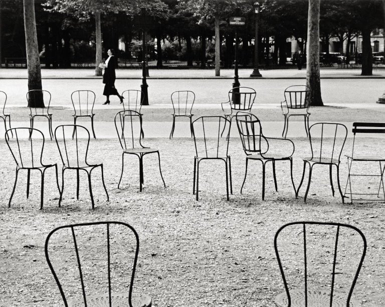 Auf diesem Bild ist das folgende Kunstwerk zu sehen: André  Kertész. Chairs, „Champs Elysées, Paris“. 1927.