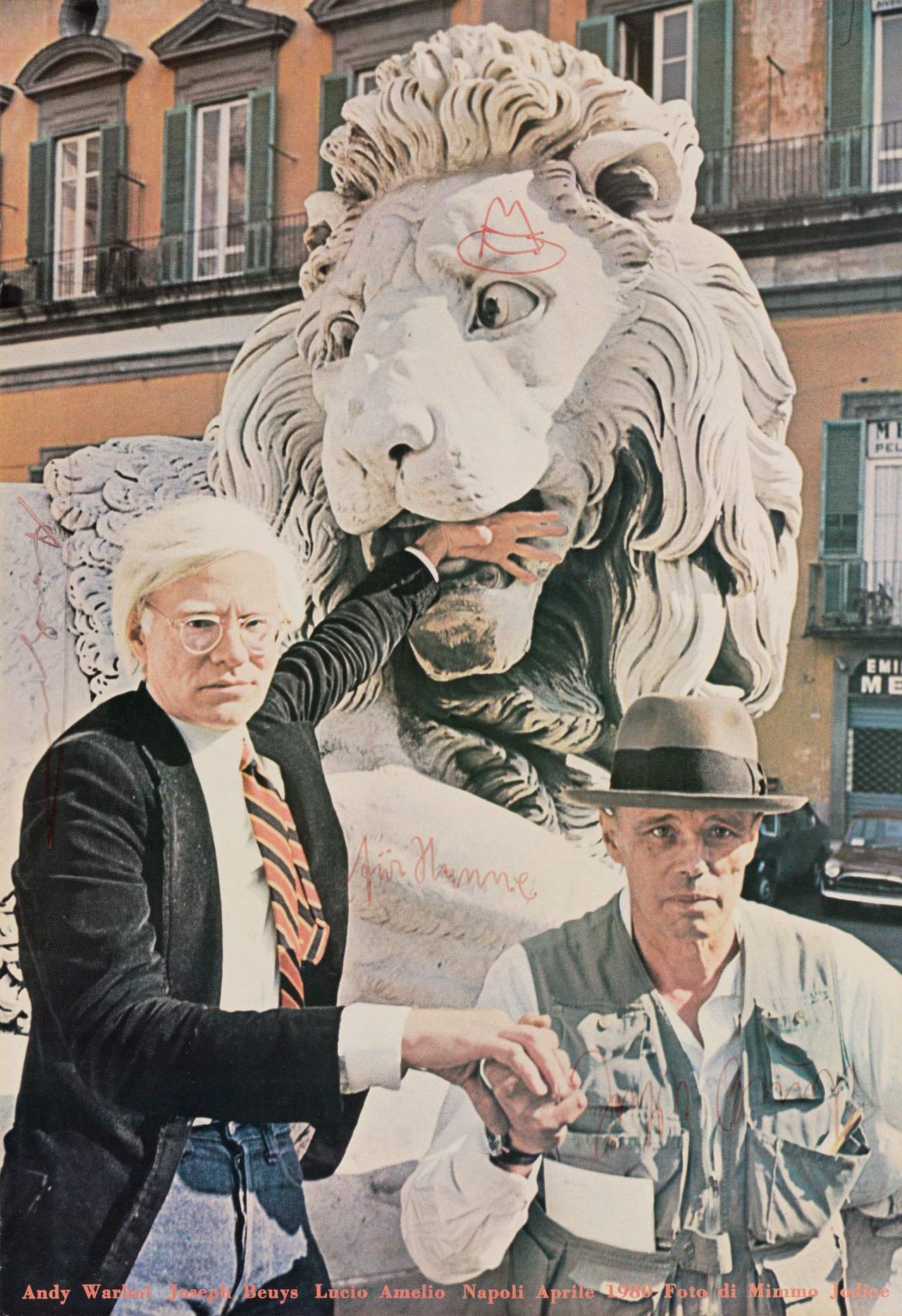 Auf diesem Bild ist das folgende Kunstwerk zu sehen: Joseph Beuys. Ohne Titel (Andy Warhol und Joseph Beuys in Neapel). 1980.