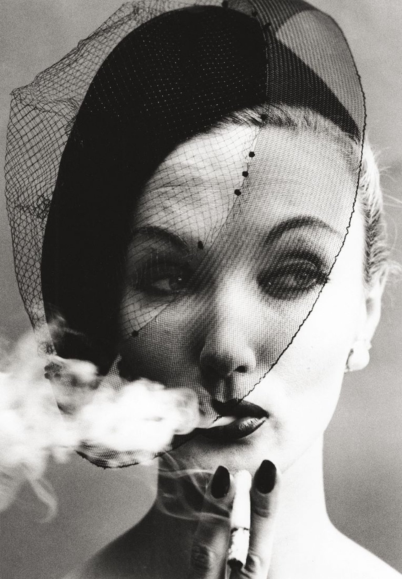 This picture shows the following artwork: William Klein. „Smoke + Veil, Paris 1958 (Vogue)“. 1958.