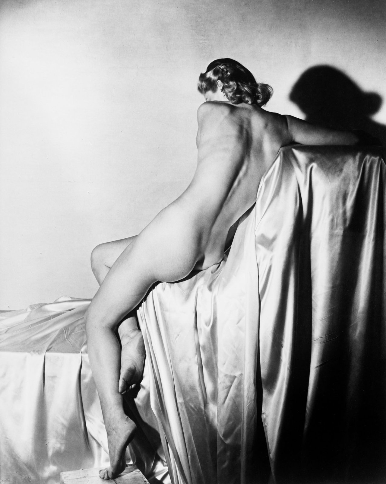 This picture shows the following artwork: Horst P. Horst (i.e. Horst Paul Albert Bohrmann). Lisa on Silk I, New York. 1940.