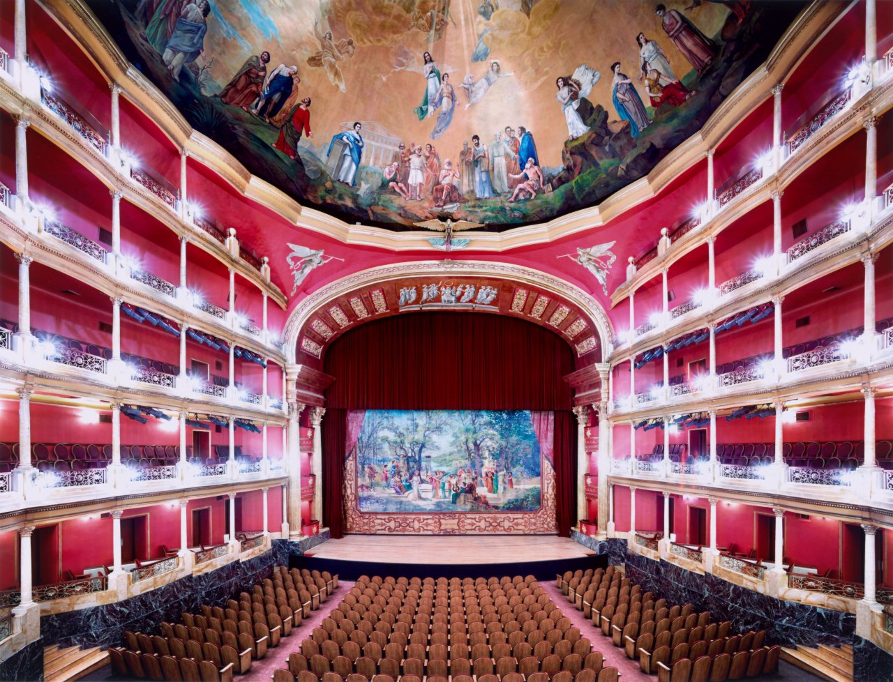 This picture shows the following artwork: Candida Höfer. ”Teatro Degollado Guadalajara III 2015”. 2015.