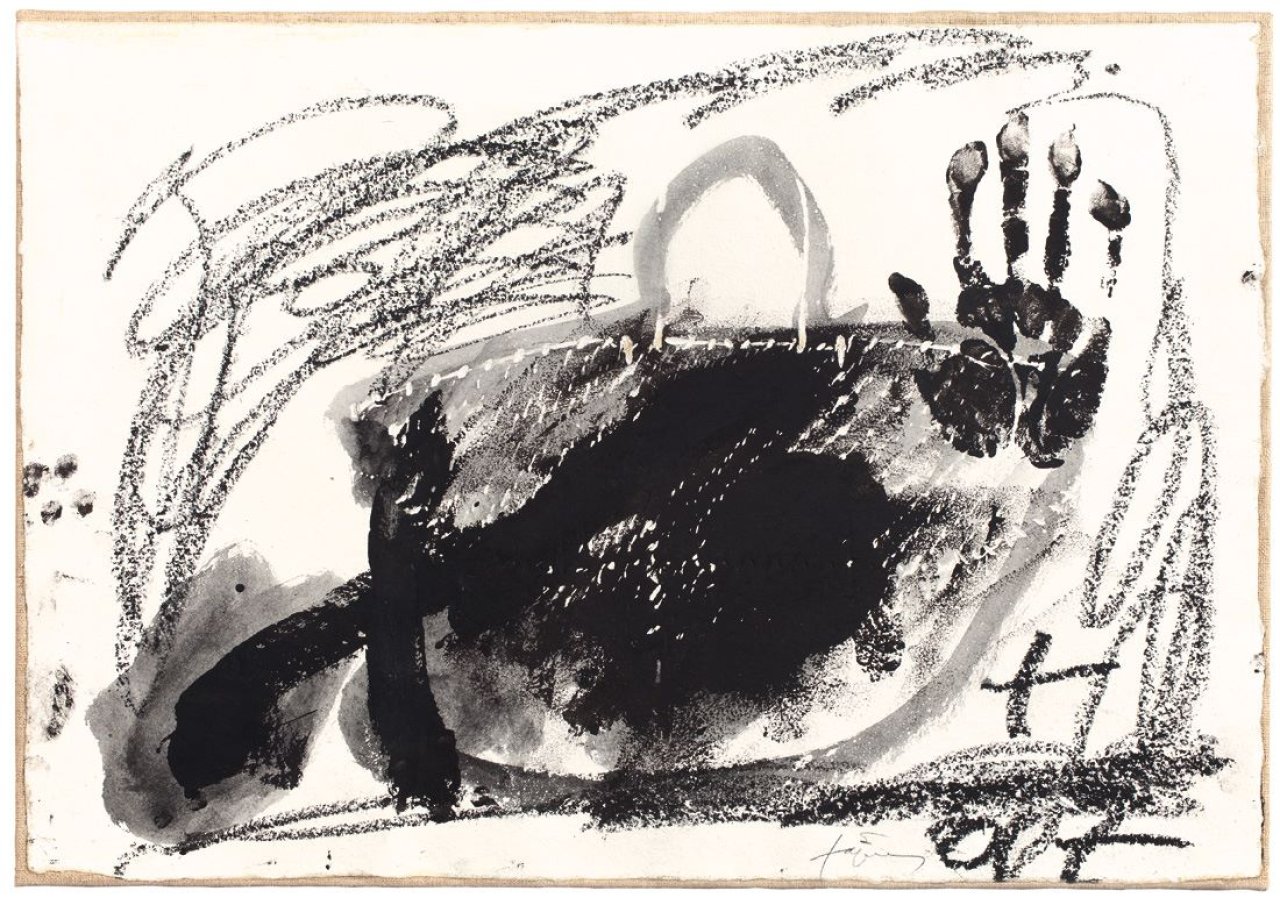 Auf diesem Bild ist das folgende Kunstwerk zu sehen: Antoni Tàpies. „Cistella amb mà“. 1990.
