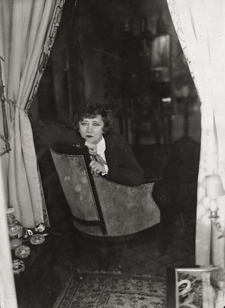 Auf diesem Bild ist das folgende Kunstwerk zu sehen: Germaine Krull. Colette. 1930 .