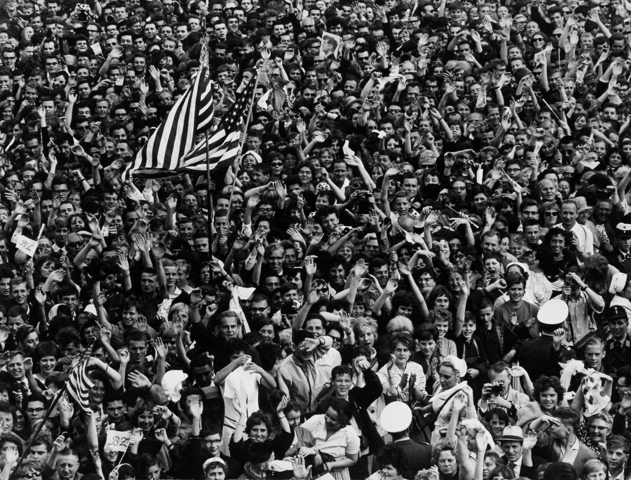 Auf diesem Bild ist das folgende Kunstwerk zu sehen: Max Jacoby. 'The People's Heart', John F. Kennedy spricht in Berlin vom Balkon des Schöneberger Rathauses, 26. Juni 1963.