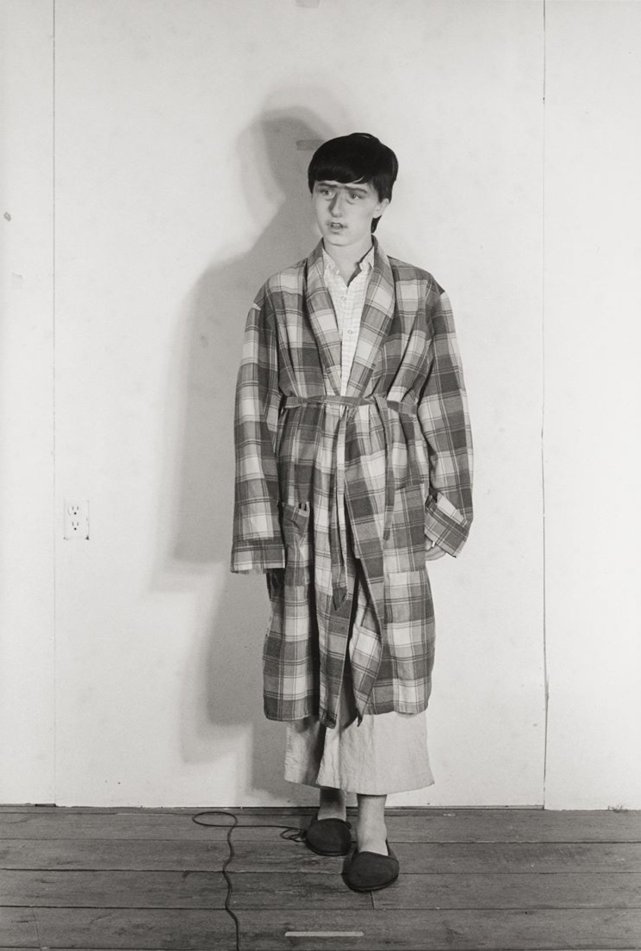 Auf diesem Bild ist das folgende Kunstwerk zu sehen: Cindy Sherman. Untitled # 386 (the son), aus der Serie „Murder Mystery“. 1976.