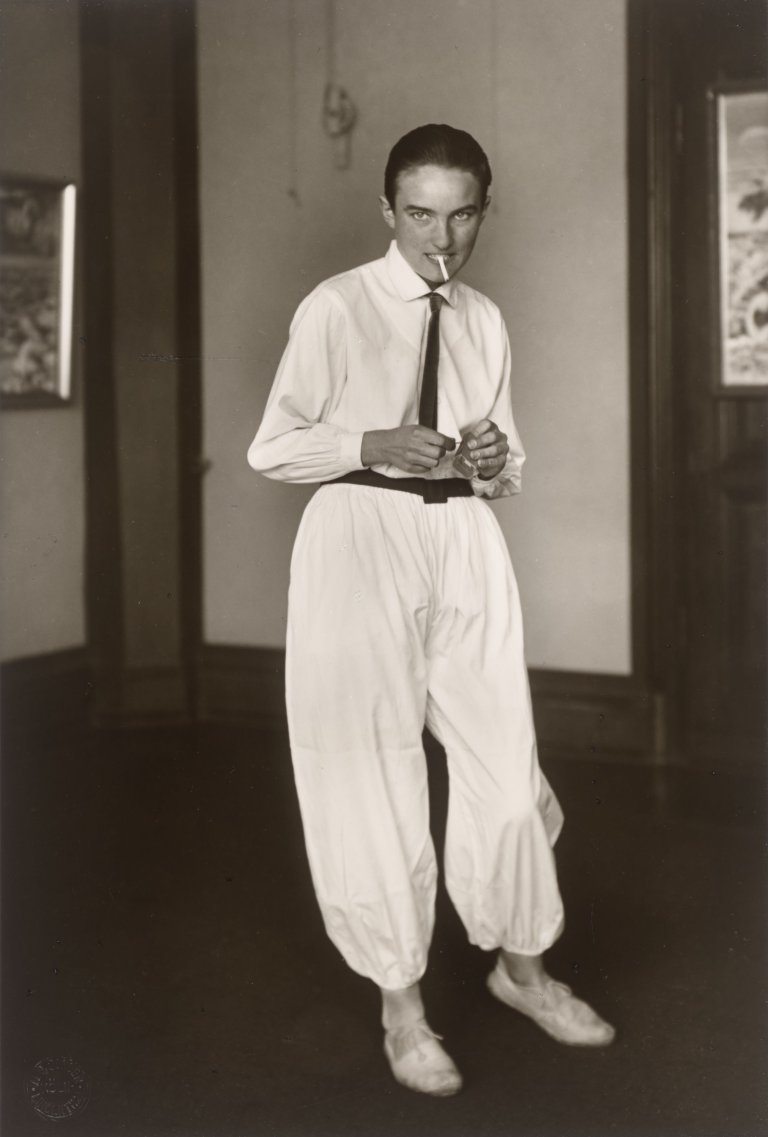 This picture shows the following artwork: August Sander. Frau eines Malers. [Helene Abelen] (wife of a painter). 1926/27.