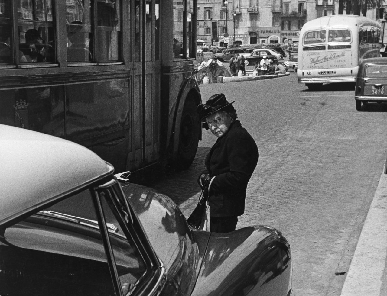 Auf diesem Bild ist das folgende Kunstwerk zu sehen: Herbert List. „Im Verkehr“ (Piazza di Spagna, Rom). 1954.