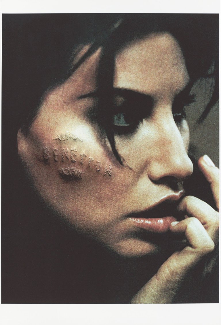Auf diesem Bild ist das folgende Kunstwerk zu sehen: Daniele Buetti. „Benetton“. 1998/2004.