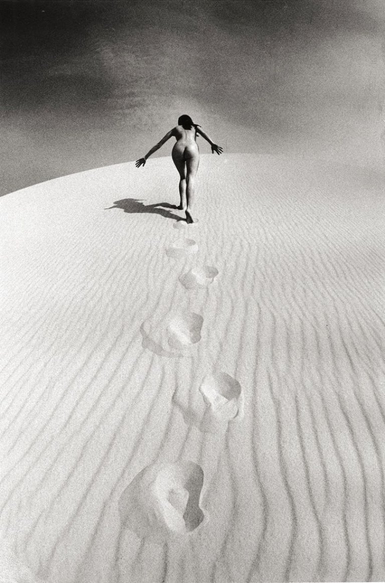 Auf diesem Bild ist das folgende Kunstwerk zu sehen: Jeanloup Sieff. Nude climbing a Dune, Le Pyla. 1970.