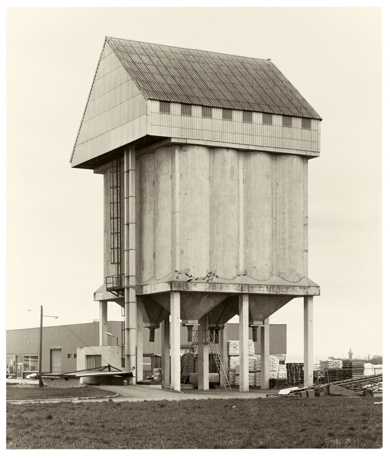 Auf diesem Bild ist das folgende Kunstwerk zu sehen: Bernd und Hilla Becher (Siegen 1931 - 2007 Rostock / Potsdam 1934 - 2015 Düsseldorf). „GRAIN ELEVATOR. STRASBOURG. ALSACE. F.“. 1989.