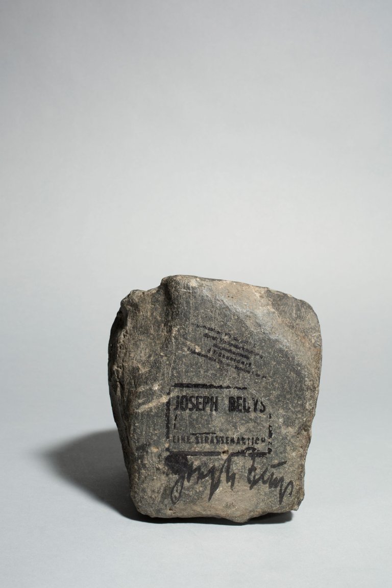 Auf diesem Bild ist das folgende Kunstwerk zu sehen: Joseph Beuys. „Pflasterstein“. 1975.