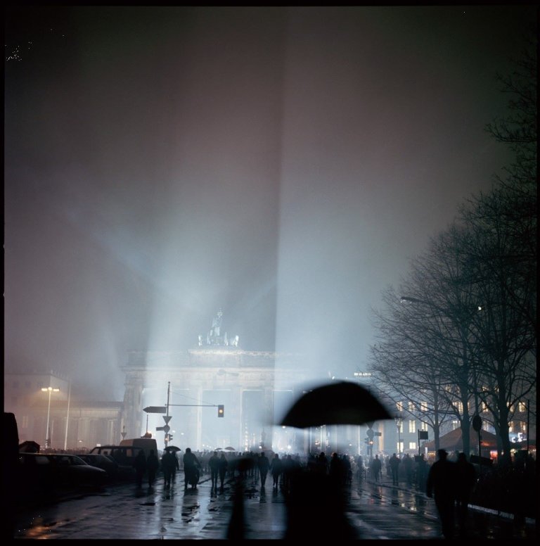 Auf diesem Bild ist das folgende Kunstwerk zu sehen: Jens Rötzsch. „Berlin, 9. November (Nr. 2)“. 1999.