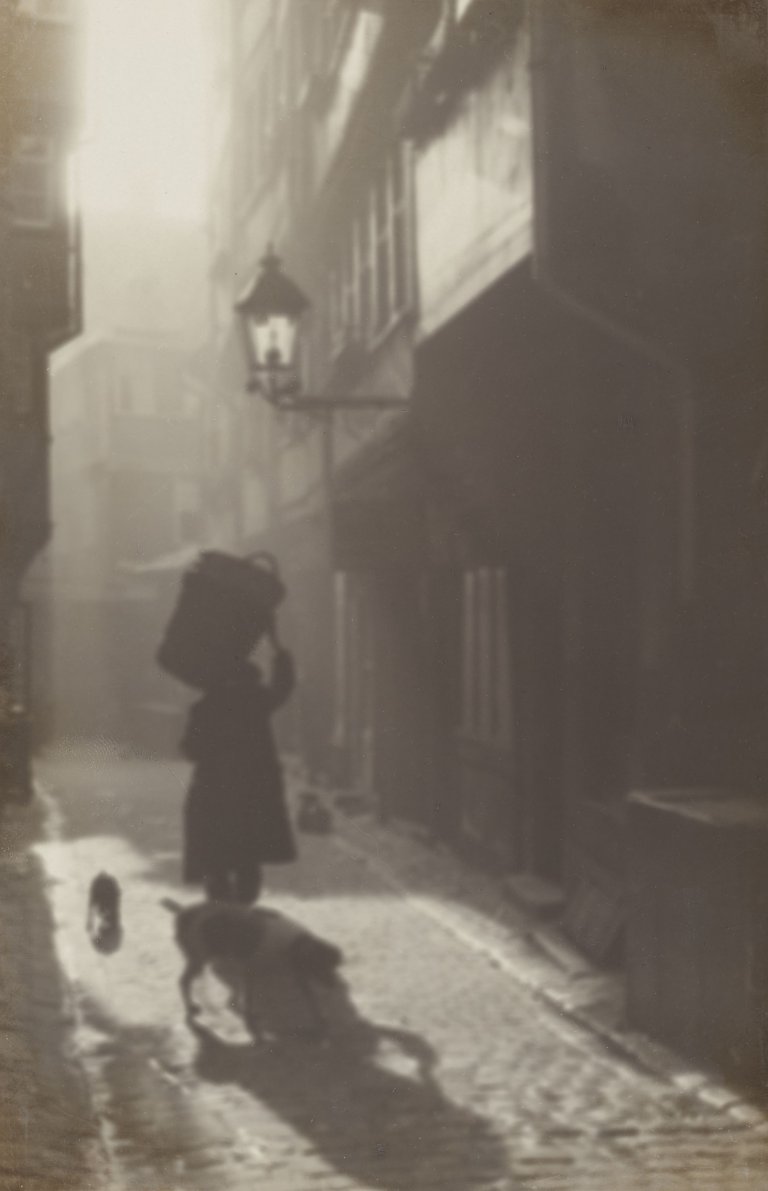 Auf diesem Bild ist das folgende Kunstwerk zu sehen: Dr. Paul Wolff. Ohne Titel (Gasse). 1920er–Jahre.