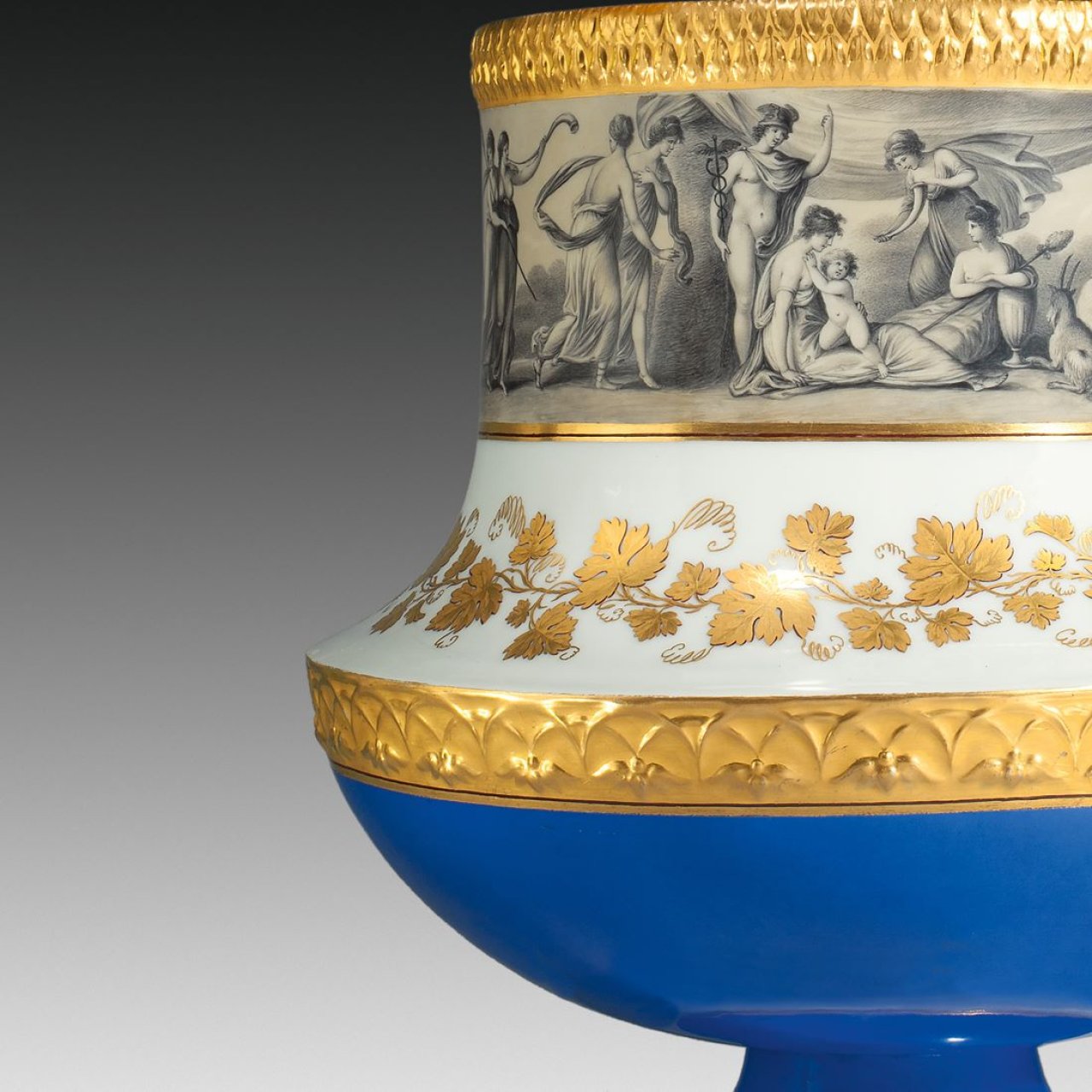 Auf diesem Bild ist das folgende Kunstwerk zu sehen:  KPM Königliche Porzellan-Manufaktur Berlin. Cache-pot mit Grisaillefries „Die Erziehung des Bacchus“. Um 1792.