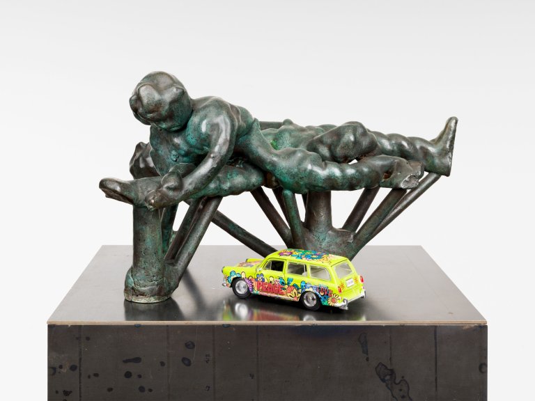 Auf diesem Bild ist das folgende Kunstwerk zu sehen: Thomas Schütte. „Kriegerdenkmal VII“. 2004.