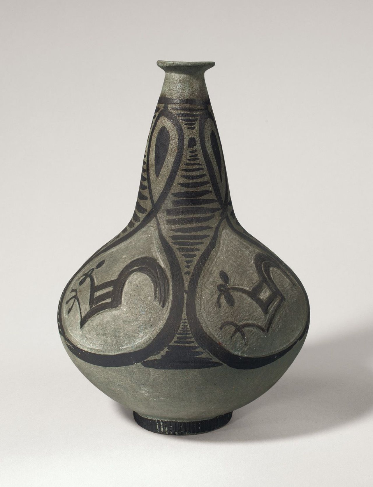 Auf diesem Bild ist das folgende Kunstwerk zu sehen: Ewald Mataré. „Vase mit Hähnen“. 1942.