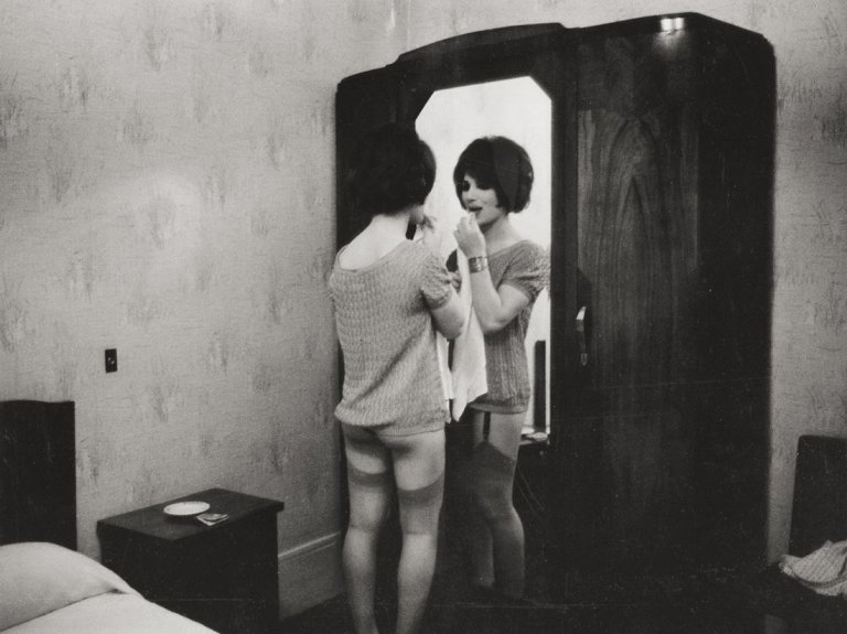 Auf diesem Bild ist das folgende Kunstwerk zu sehen: Christer Strömholm. Suzannah. Anfang 1960er Jahre.