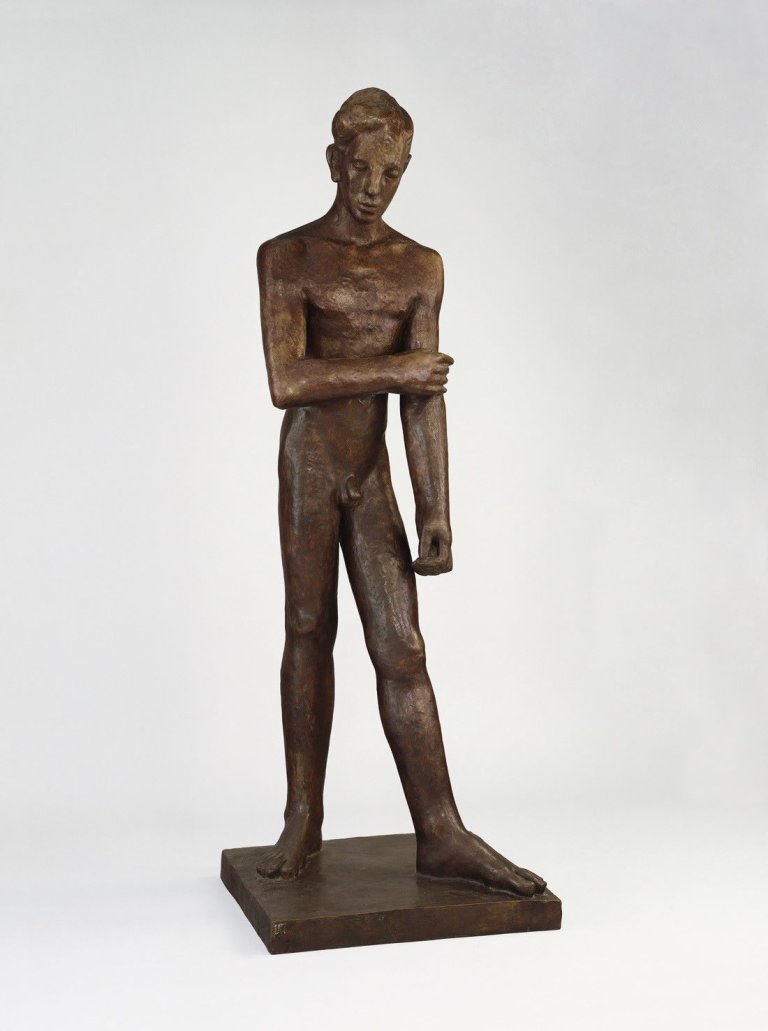 Auf diesem Bild ist das folgende Kunstwerk zu sehen: Hermann Blumenthal. „Stehender auf rechteckiger Platte (Grosser Sinnender)“. 1929/30.
