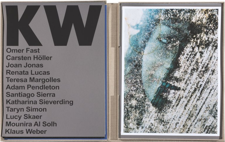 Auf diesem Bild ist das folgende Kunstwerk zu sehen:  Mappenwerk. 25 Years Artist Portfolio (Edition 2016). 2017.