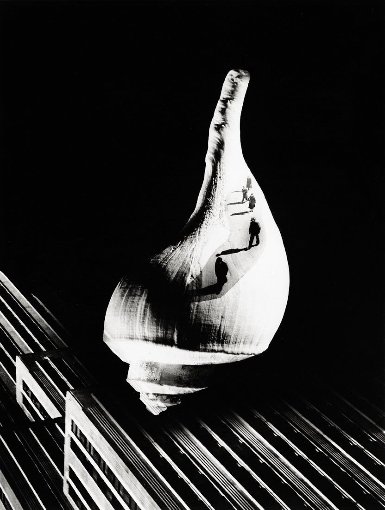 Auf diesem Bild ist das folgende Kunstwerk zu sehen: Barbara Morgan (d.i. Barbara Brooks Johnson). „City Shell“. 1938.