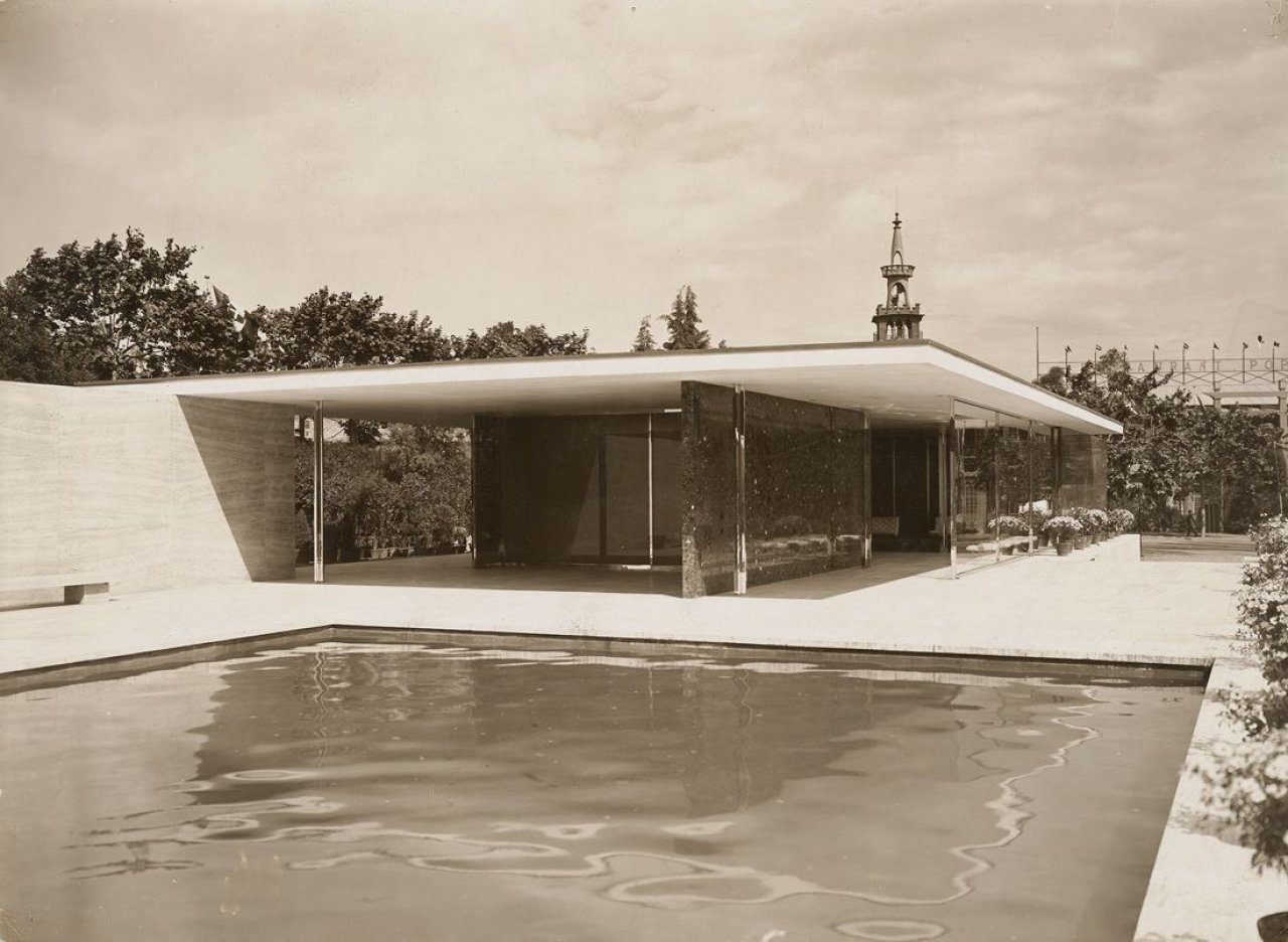 Auf diesem Bild ist das folgende Kunstwerk zu sehen: Ludwig Mies van der Rohe. Barcelona Pavillon, Blick über das grosse Wasserbecken.. 1929.