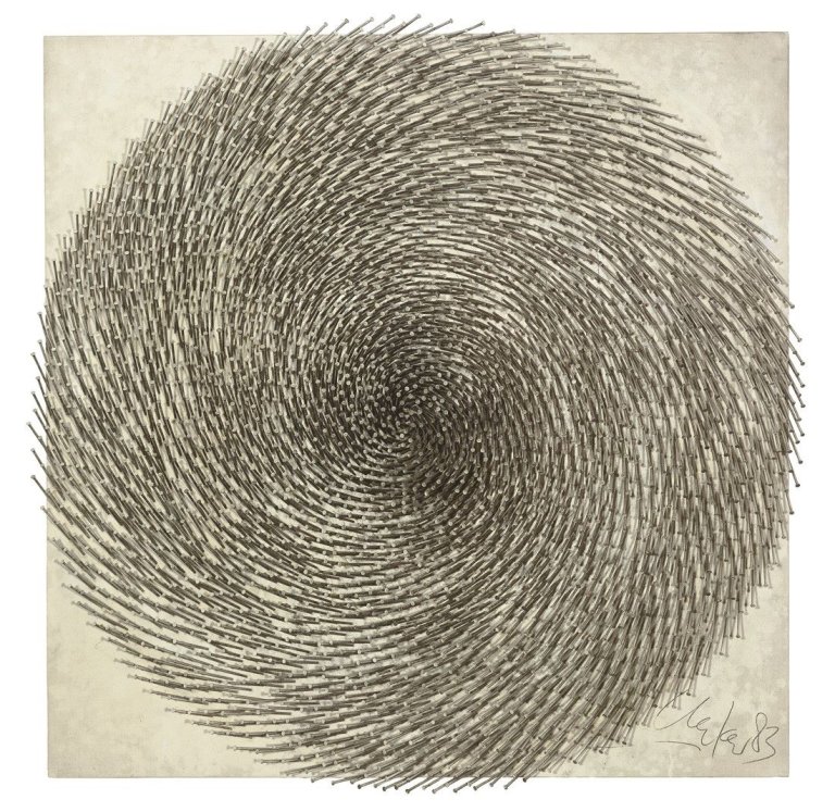 Auf diesem Bild ist das folgende Kunstwerk zu sehen: Günther Uecker. „Spirale“. 1983.