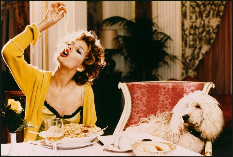 Auf diesem Bild ist das folgende Kunstwerk zu sehen: Pamela Hanson. „Bridget Ham, 1994, Paris, Italian Vogue“.