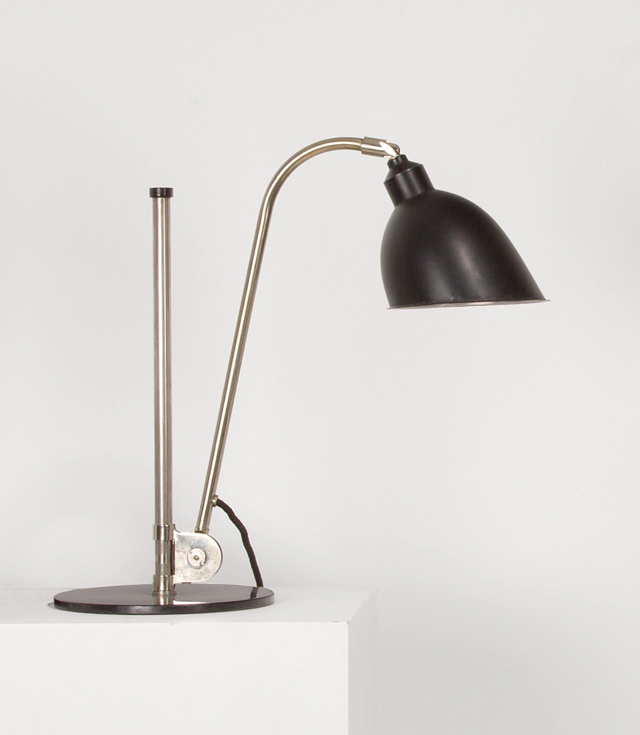 Auf diesem Bild ist das folgende Kunstwerk zu sehen: Christian Dell. „Dell-Lampe Type K“, Tischlampe - Modell: 211. 1929.