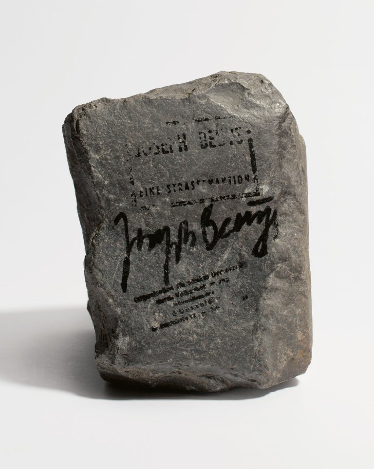 Auf diesem Bild ist das folgende Kunstwerk zu sehen: Joseph Beuys. „Pflasterstein“. 1972.