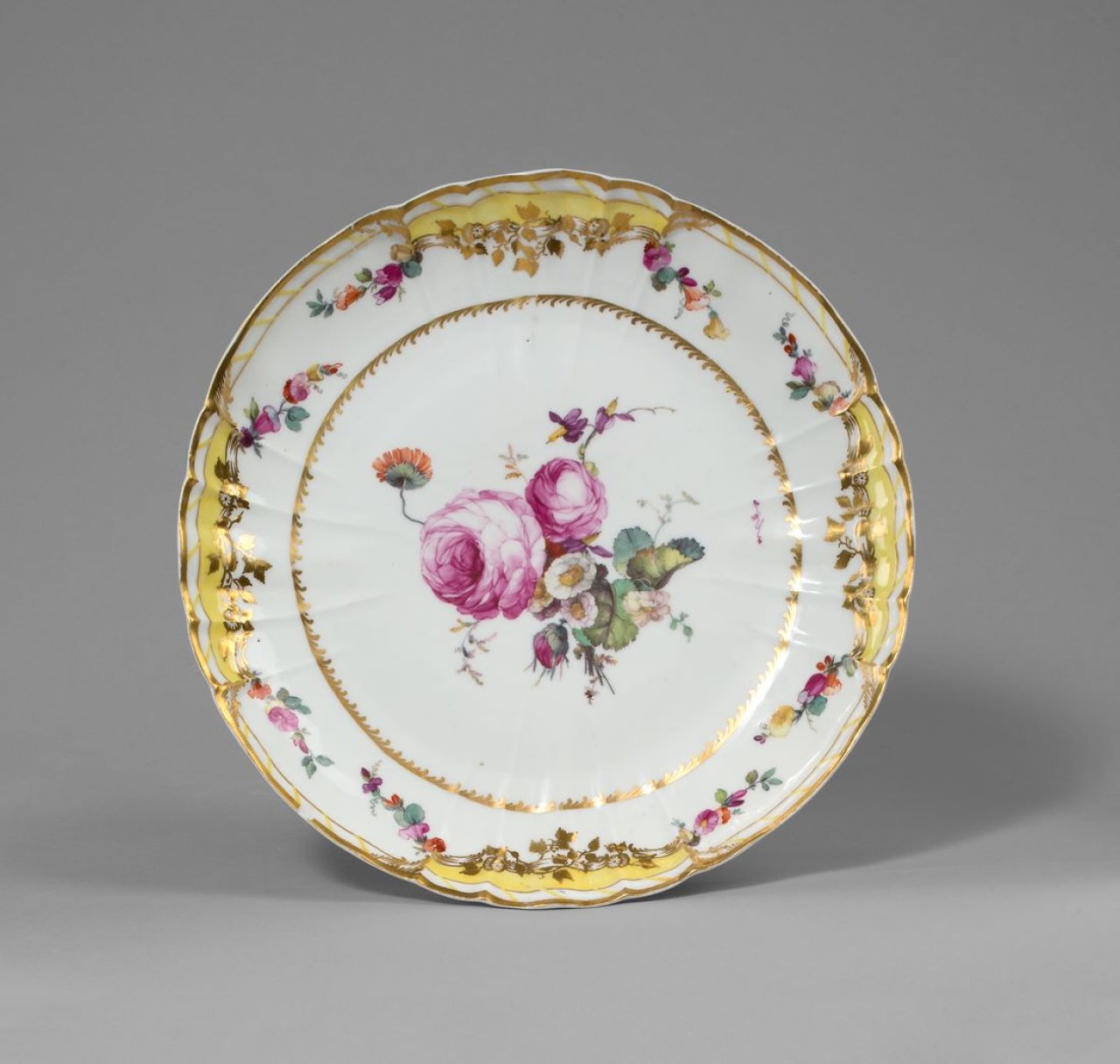 Auf diesem Bild ist das folgende Kunstwerk zu sehen:  KPM Königliche Porzellan-Manufaktur Berlin. Teller aus dem „Gelben Tafelservice“ für König Friedrich den Großen (1712–1786) – Antikzierat mit Blumenmalerei, Girlanden und gelben Reservenfeldern für das Potsdamer Stadtschloß. 1770/71.