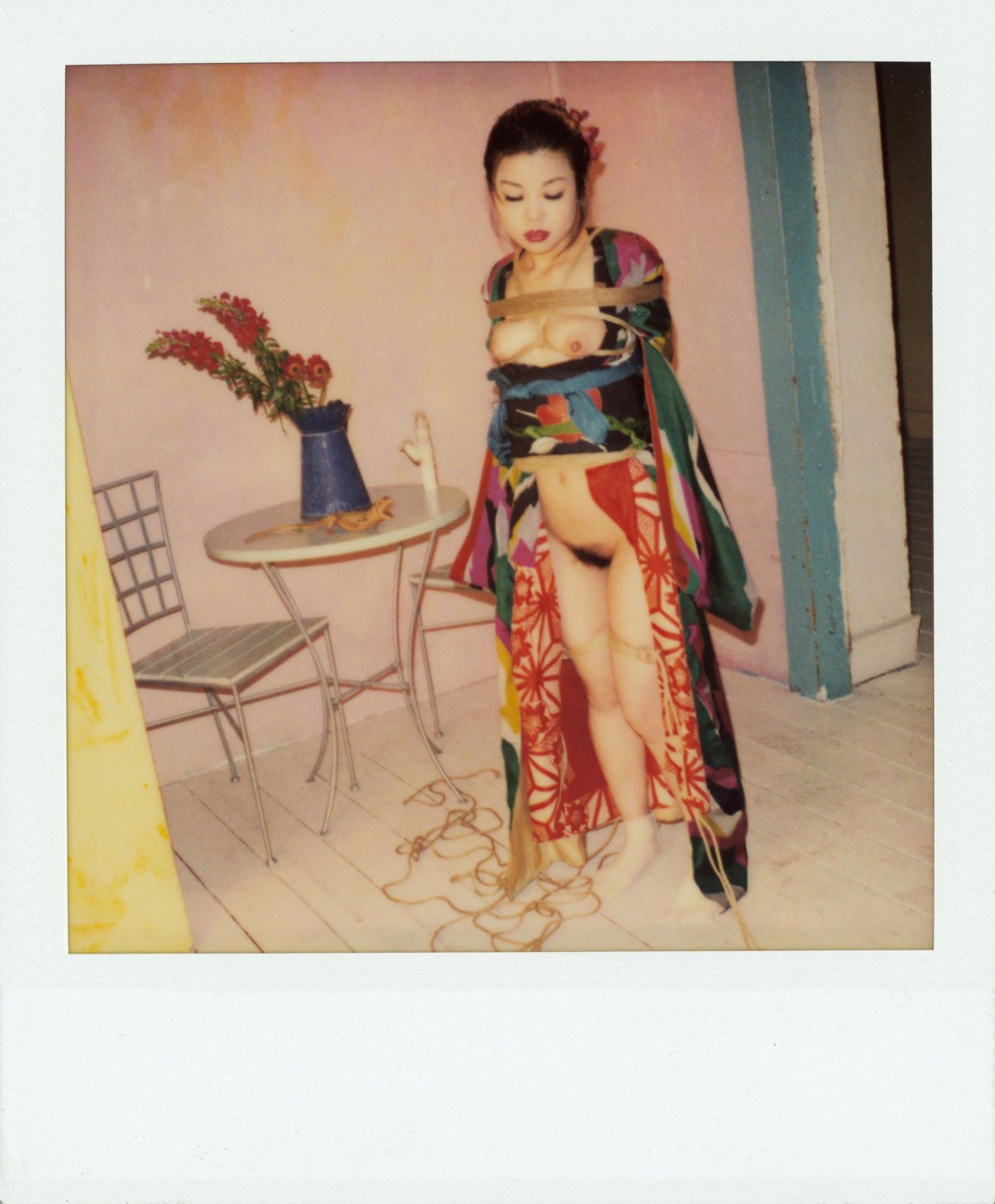 Auf diesem Bild ist das folgende Kunstwerk zu sehen: Nobuyoshi Araki. Ohne Titel (Frau im Kimono). Um 2006.