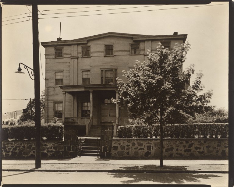 Auf diesem Bild ist das folgende Kunstwerk zu sehen: Berenice Abbott. 27th Avenue, #1422, Astoria, Queens, New York. 1937.