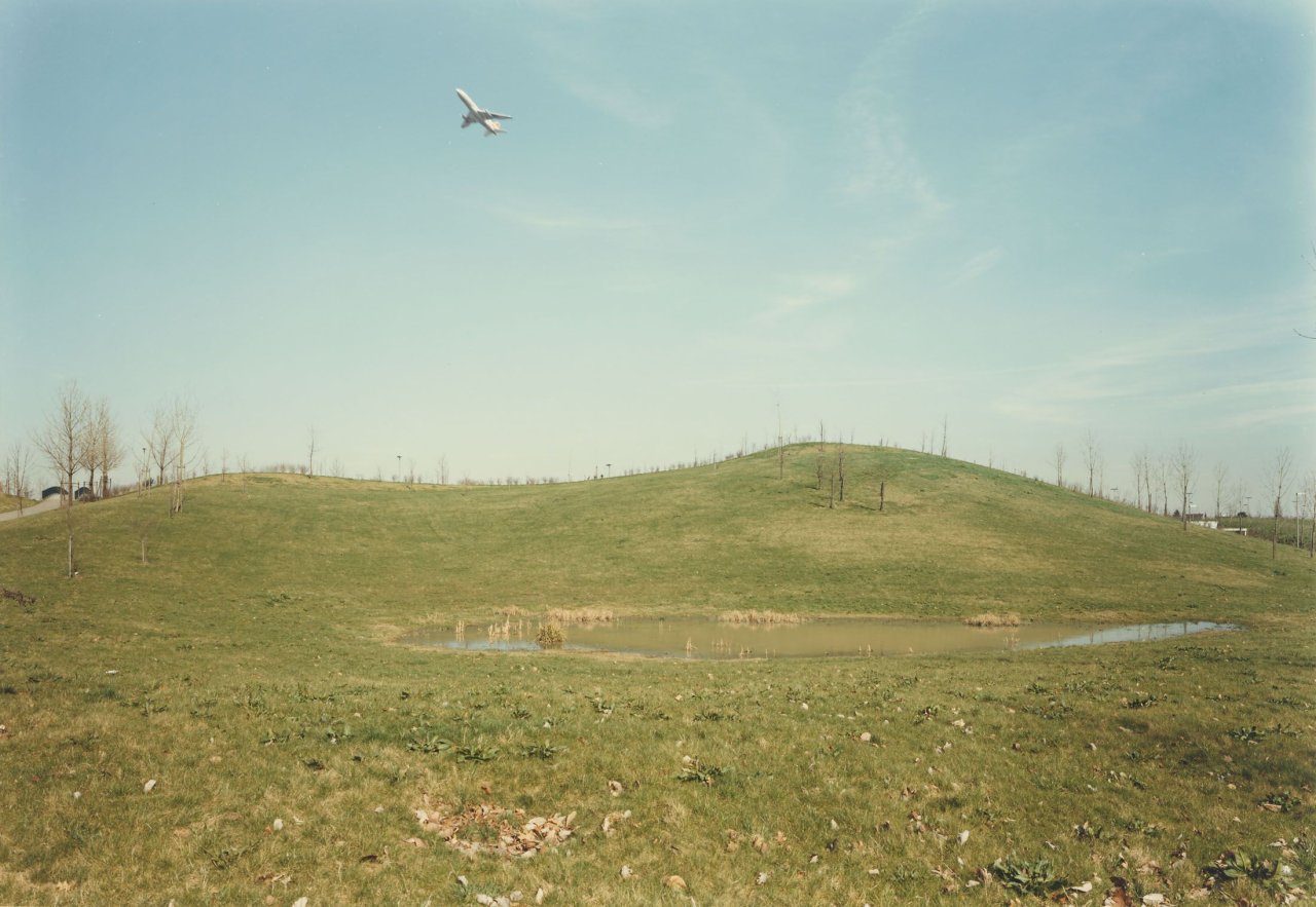 Auf diesem Bild ist das folgende Kunstwerk zu sehen: Andreas Gursky. Flugzeug, Düsseldorf. 1989.