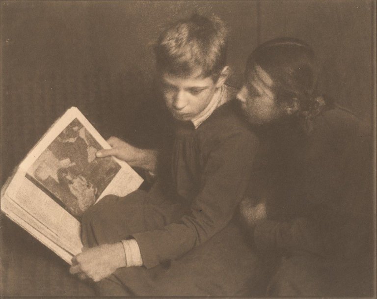 Auf diesem Bild ist das folgende Kunstwerk zu sehen: Heinrich Kühn. Walther und Edeltrude mit Buch. Um 1909.