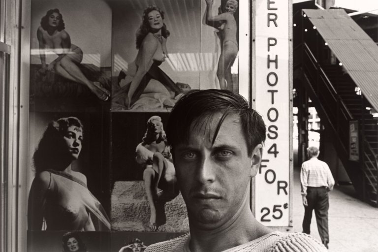 Auf diesem Bild ist das folgende Kunstwerk zu sehen: Lee Friedlander. „Chicago“, Illinois. 1966.
