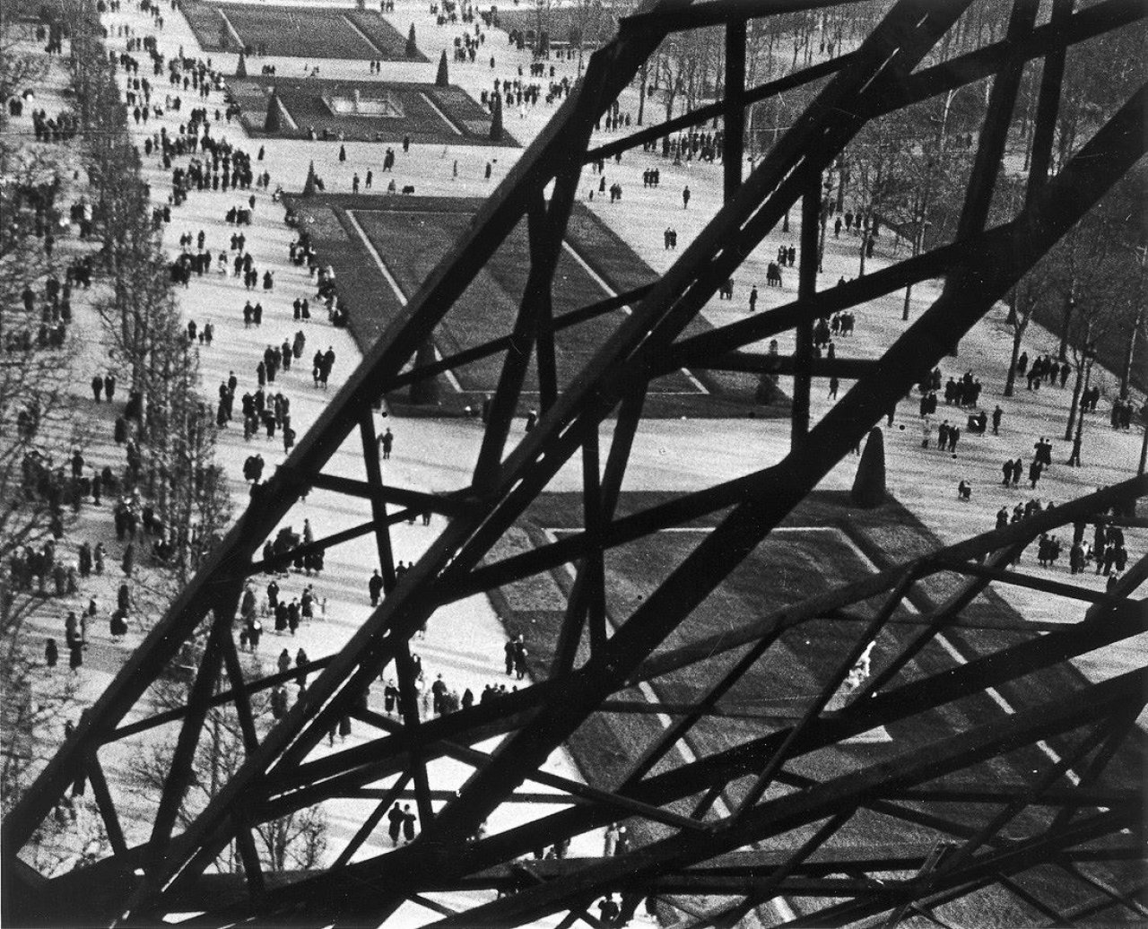 Auf diesem Bild ist das folgende Kunstwerk zu sehen: Ilse Bing. Champ de Mars vu de la Tour Eiffel. 1931.