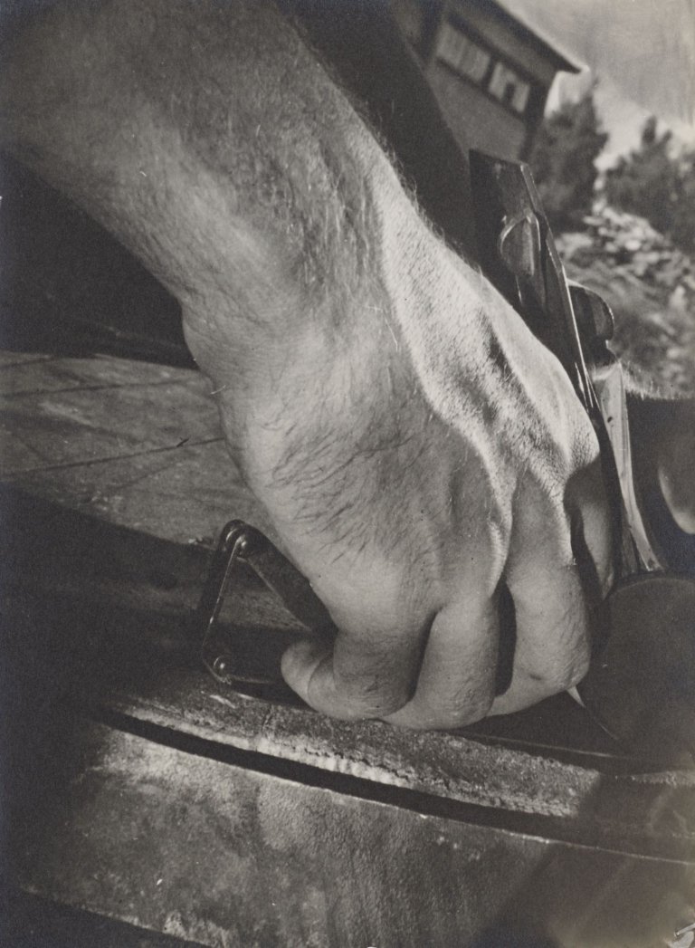 Auf diesem Bild ist das folgende Kunstwerk zu sehen: Helmar Lerski (d.i. Schmuklerski, Israel). Kibbutz Arbeiter, aus der Serie „Hände“. 1944.