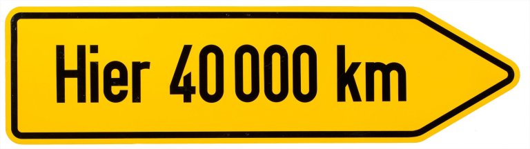 Auf diesem Bild ist das folgende Kunstwerk zu sehen: Timm Ulrichs. „Hier 40.000 km“. 1971.